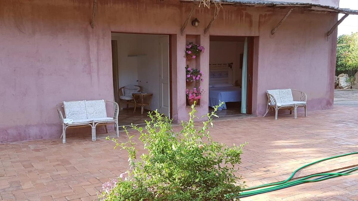 B&B Le Corti Di Aloa San Pantaleo Exteriör bild