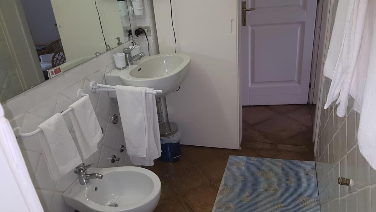 B&B Le Corti Di Aloa San Pantaleo Exteriör bild
